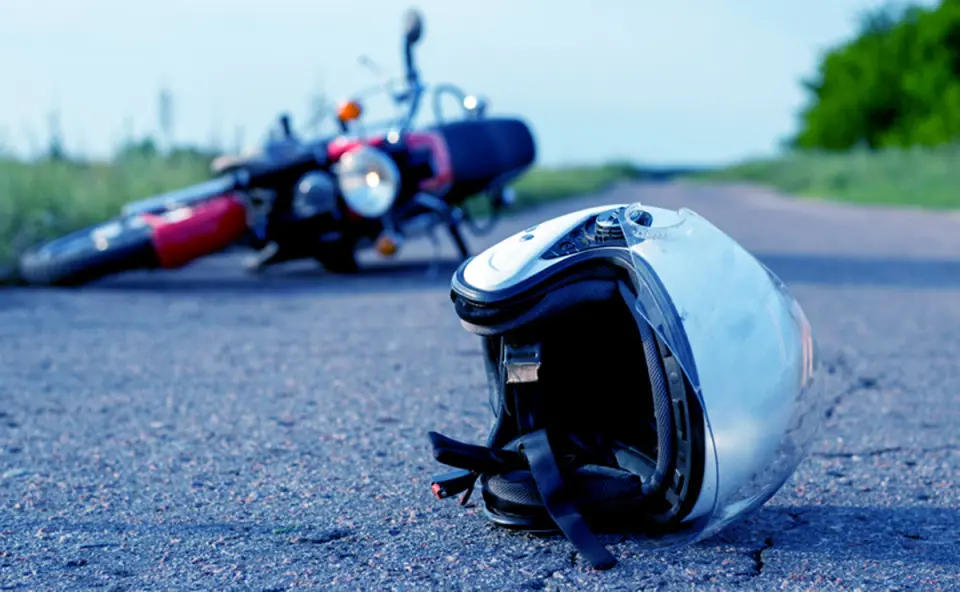 Vigilante bate com moto na traseira de caminhão estacionado na zona leste