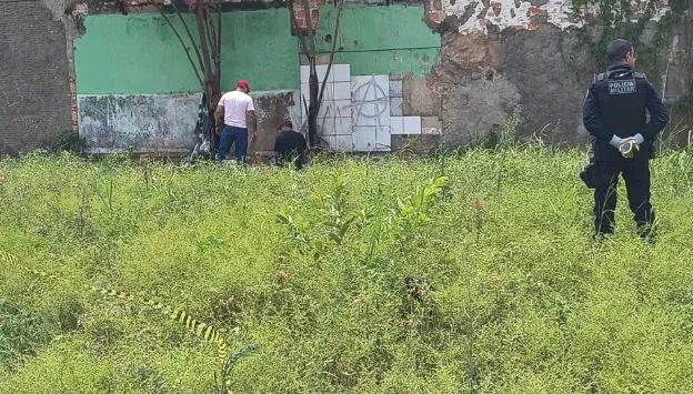 Mulher é encontrada morta e com ferimento na cabeça em terreno baldio no Centro de Porto Velho